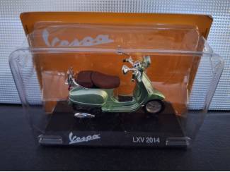 Tweewielers Vespa LXV 2014 Schaal 1:18