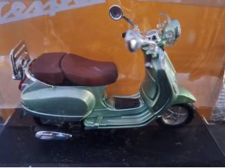 Tweewielers Vespa LXV 2014 Schaal 1:18