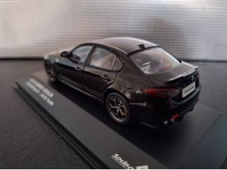 Auto's Alfa Romeo Giulia Quadrifoglio zwart Schaal 1:43