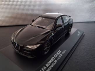 Auto's Alfa Romeo Giulia Quadrifoglio zwart Schaal 1:43