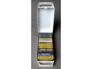 12 verschillende COUNTRY cassettes in WITTE BOX ZGAN