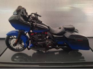 Tweewielers Harley-Davidson CVO Road Glide blauw-zwart Schaal 1:18