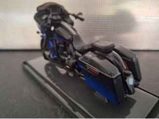 Tweewielers Harley-Davidson CVO Road Glide blauw-zwart Schaal 1:18
