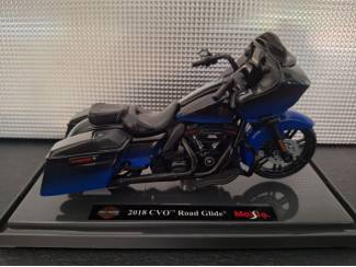 Tweewielers Harley-Davidson CVO Road Glide blauw-zwart Schaal 1:18