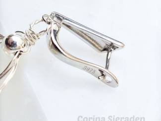 Oorbellen Zilveren oorstekers met zoetwaterparels