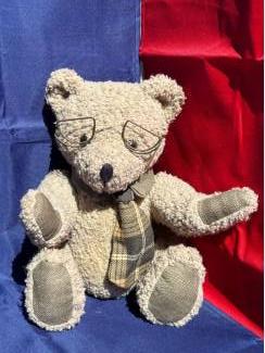 Beer knuffel met metalen bril en stropdas