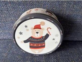 Blikken Kerstblik 13,5 cm doorsnee trommel beer kerst beertje trui