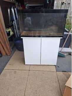 Leeg aquarium met torbehoren