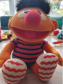 Ernie pop, praat en lacht
