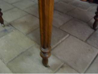 Meubels antieke ovale noten tafel op wieltjes