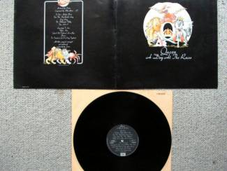 Queen – A Day At The Races 10 nrs LP 1976 MOOIE STAAT