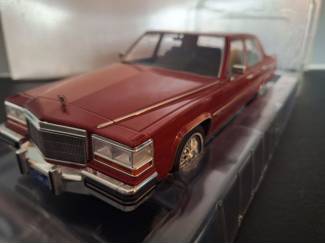 Auto's Cadillac Fleetwood Brougham rood Schaal 1:18