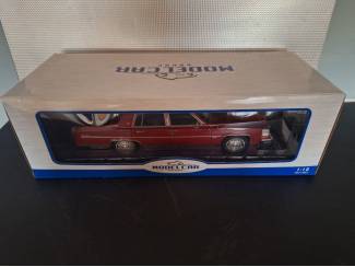 Auto's Cadillac Fleetwood Brougham rood Schaal 1:18