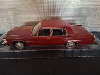 Auto's Cadillac Fleetwood Brougham rood Schaal 1:18