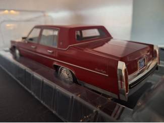 Auto's Cadillac Fleetwood Brougham rood Schaal 1:18