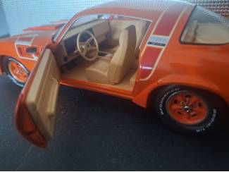 Auto's Chevrolet Camaro Z/28 Hugger Schaal 1:18