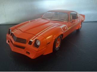 Chevrolet Camaro Z/28 Hugger Schaal 1:18