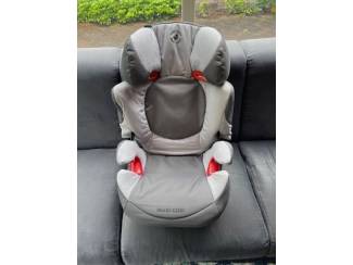 twee maxi-cosy autostoeltjes