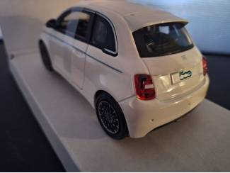 Auto's Fiat 500E 2023 Schaal 1:24