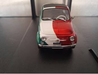 Auto's Fiat 500 Tribute To Italia 1965 Schaal 1:18