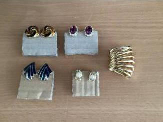 Oorbellen Vier paar clip oorbellen diverse kleuren en soorten oud