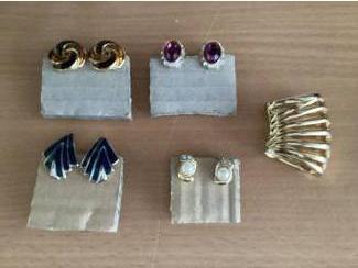 Oorbellen Vier paar clip oorbellen diverse kleuren en soorten oud