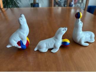 Beelden set van drie zeehonden met gekleurde bal