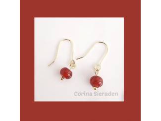 Goldplated oorhangers met edelsteen