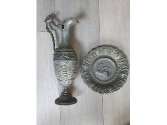 Antieke karaf, drinkbeker en bord, tin
