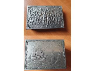 2x plastic doosje met metalen deksel