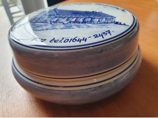 Porselein, Kristal en Bestek handgeschilderd Delfts blauw schaaltje met deksel