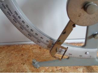 Curiosa WEEGSCHAAL BRIEVENWEEGSCHAAL BRIEVENWEGER hoogte 22 cm