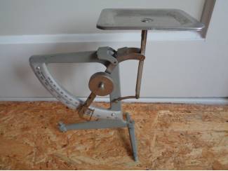 Curiosa WEEGSCHAAL BRIEVENWEEGSCHAAL BRIEVENWEGER hoogte 22 cm