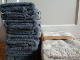 Badkamer | Badtextiel en Accessoires handdoeken EVERYDAY LUXURY PLUS ACTIE NIEUW IN VERPAKKING