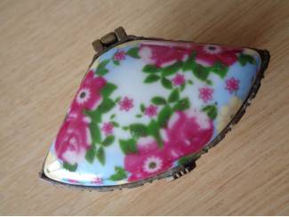 Verzamelen vintage PILLENDOOSJE ROZE EN GELE BLOEMEN