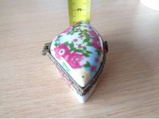 Verzamelen vintage PILLENDOOSJE ROZE EN GELE BLOEMEN