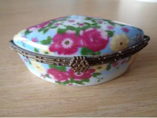 vintage PILLENDOOSJE ROZE EN GELE BLOEMEN