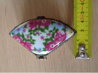 Verzamelen vintage PILLENDOOSJE ROZE EN GELE BLOEMEN