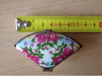 Verzamelen vintage PILLENDOOSJE ROZE EN GELE BLOEMEN