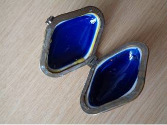 Verzamelen vintage PILLENDOOSJE BLOEMMOTIEF BLAUW met GOUDKLEURIG