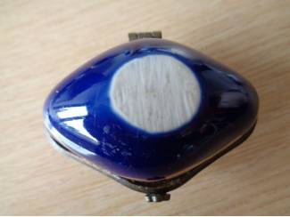 Verzamelen vintage PILLENDOOSJE BLOEMMOTIEF BLAUW met GOUDKLEURIG