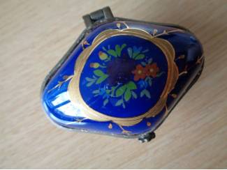 vintage PILLENDOOSJE BLOEMMOTIEF BLAUW met GOUDKLEURIG