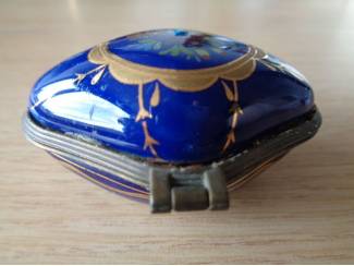 Verzamelen vintage PILLENDOOSJE BLOEMMOTIEF BLAUW met GOUDKLEURIG