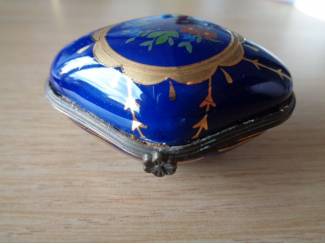 Verzamelen vintage PILLENDOOSJE BLOEMMOTIEF BLAUW met GOUDKLEURIG