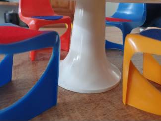 Speelgoed | Poppen en Poppenhuizen retro Helly tafel en 4 stoeltjes