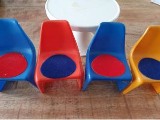 Speelgoed | Poppen en Poppenhuizen retro Helly tafel en 4 stoeltjes