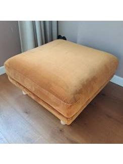 Banken | Voetenbanken en Poefen OPRUIMING: Mooie hocker met houten poten!