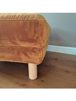 Banken | Voetenbanken en Poefen OPRUIMING: Mooie hocker met houten poten!