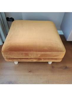 OPRUIMING: Mooie hocker met houten poten!