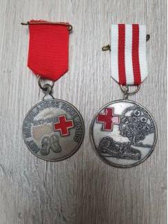 2 medailles rode kruis wandeltochten